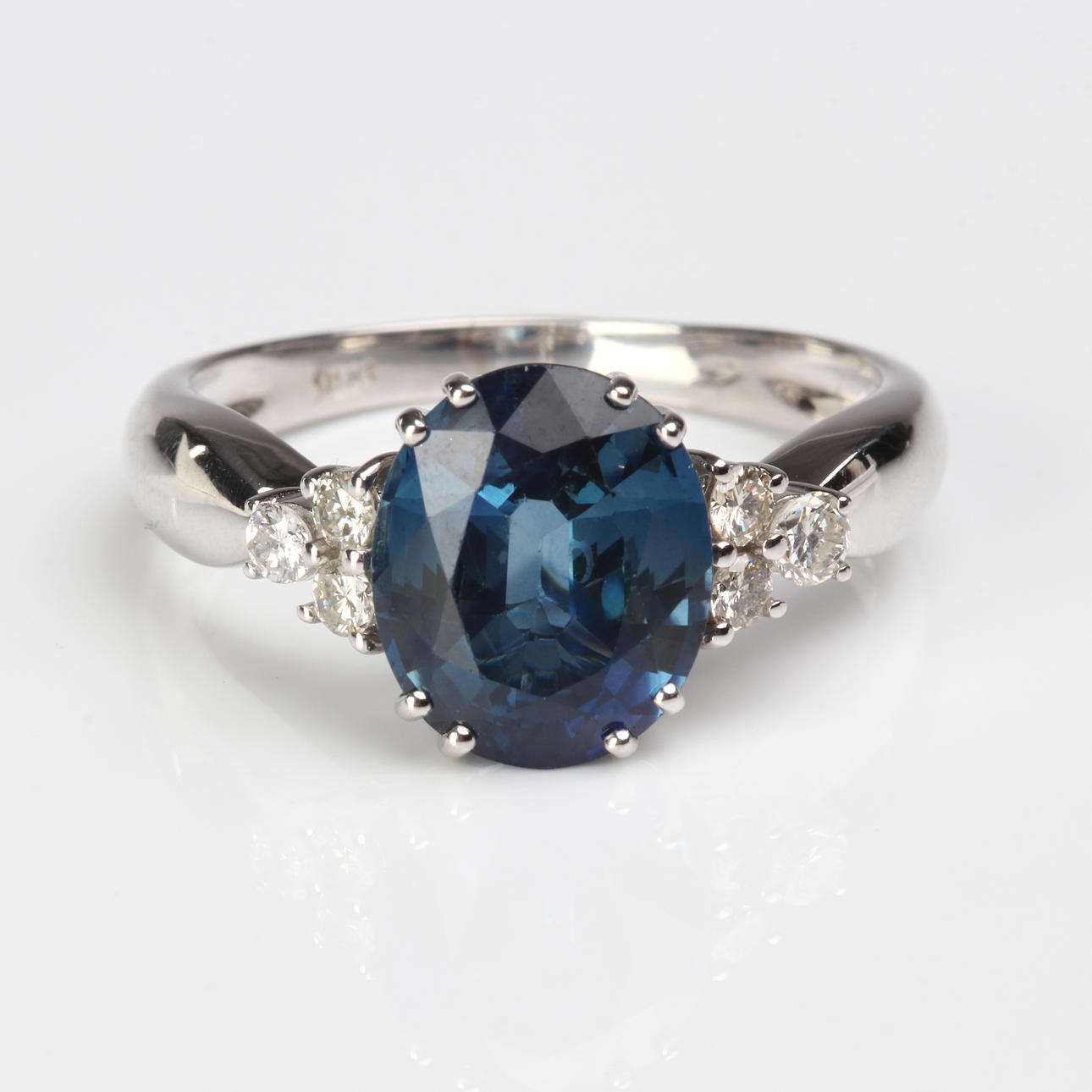 SAPPHIRE & DIAMOND RING 18K.