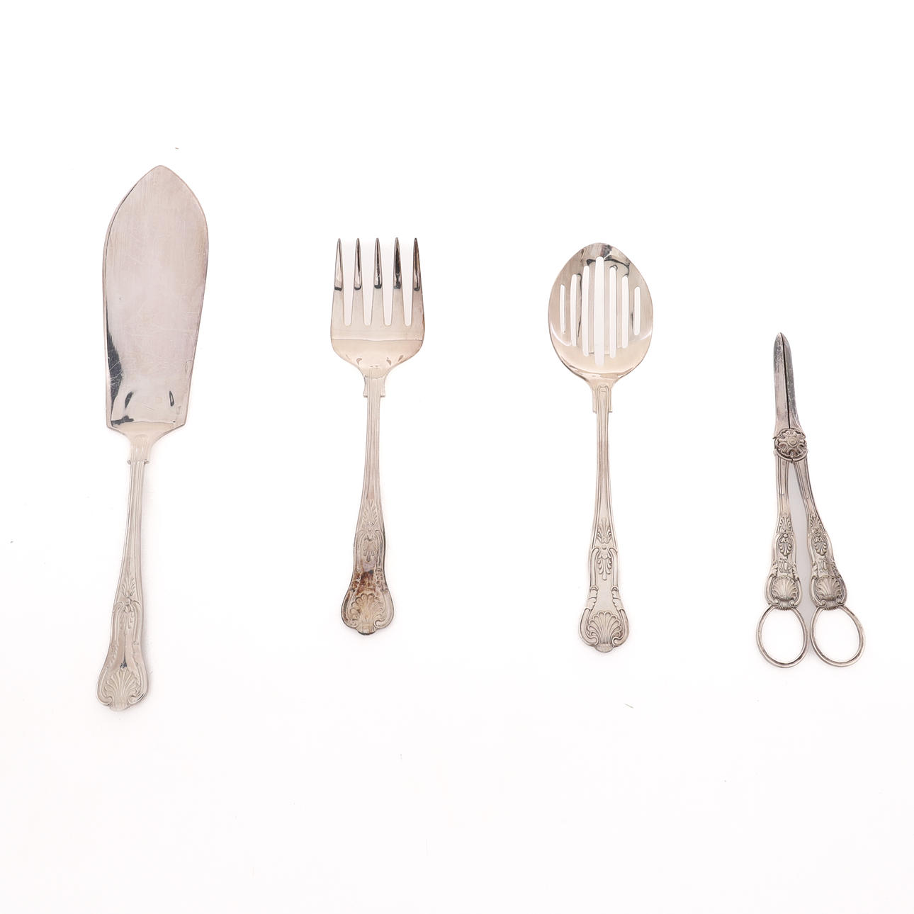 UNA MODERNA CANTIMPLORA GALVANIZADA CON ESTAMPADO DE REYES, EN UNA FUNDA AJUSTADA.