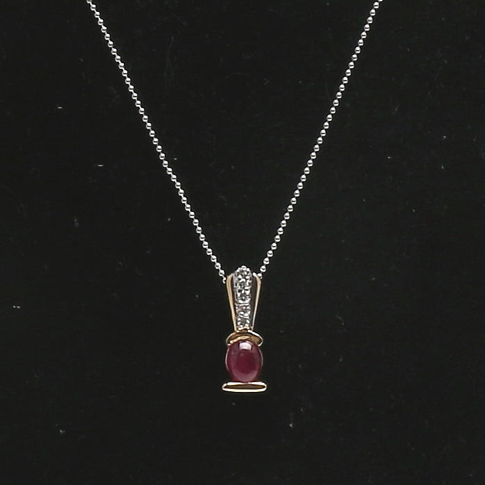 HÄNGE i 14K gul/vit guld besatt med röd sten samt 5 st moissanite om totalt ca 0,10 carat, kedja i 14K vitguld medföljer.