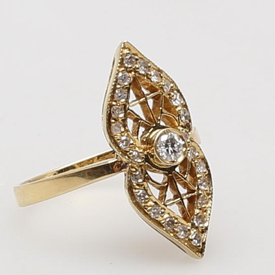 RING i 18K gulguld genombruten dekor, besatt med briljantslipad diamant om ca 0,10 carat samt flera mindre diamanter.