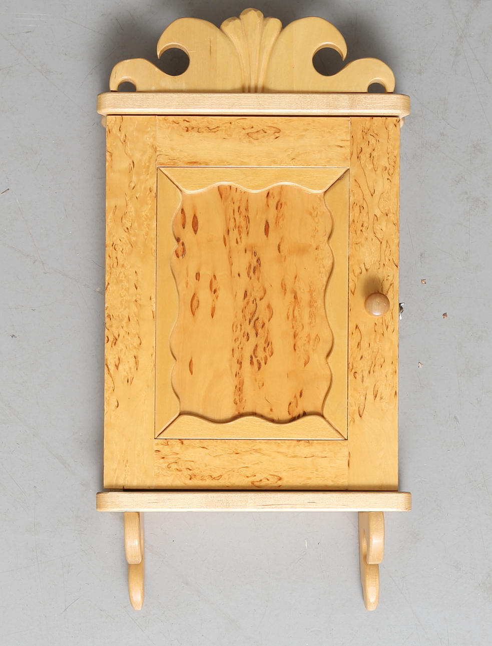 NYCKELSKÅP, björk, 1900-tal.