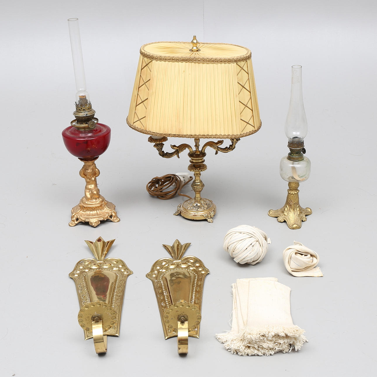 BORDSLAMPOR, 3 st, samt LJUSPLÅTAR, ett par.