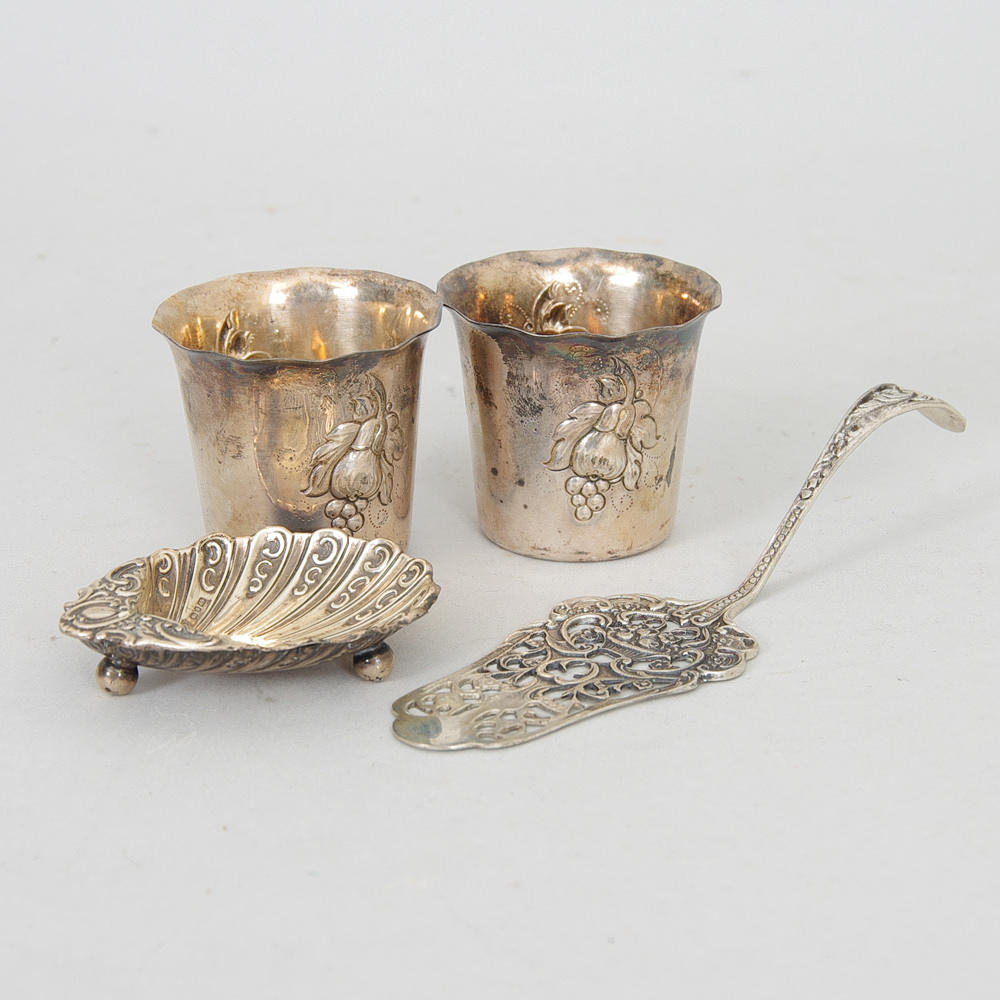 2 SUPKOPPAR, SALTKAR SAMT KAKSPADE, silver.