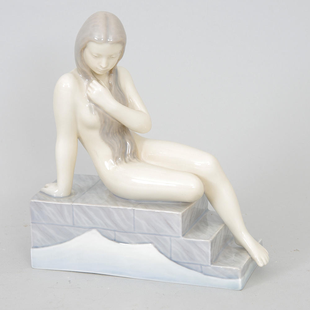 FIGURIN, kvinna på trappa, Bing & Gröndal.