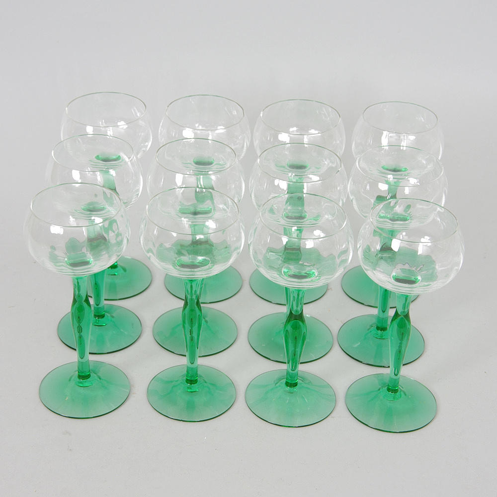 VITVINSGLAS med grön fot, 12 stycken.
