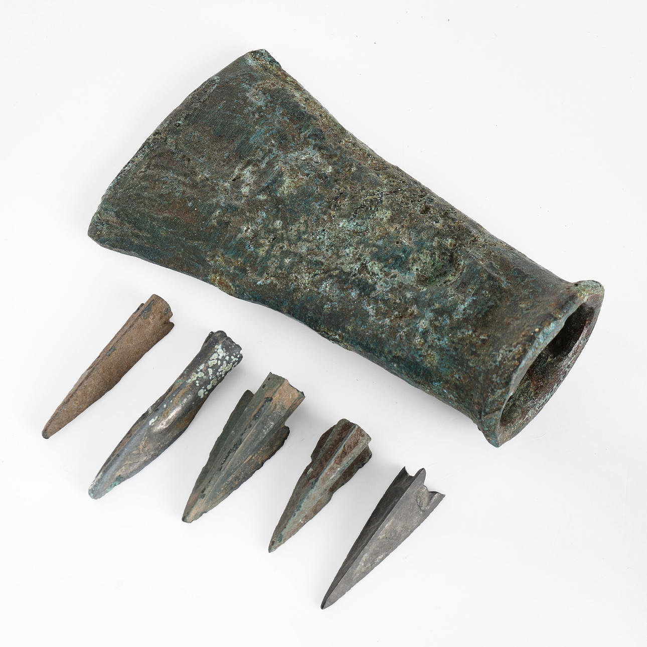 BRONZEØKSE, PILESPIDSER, 5 stk., Bronzealder.
