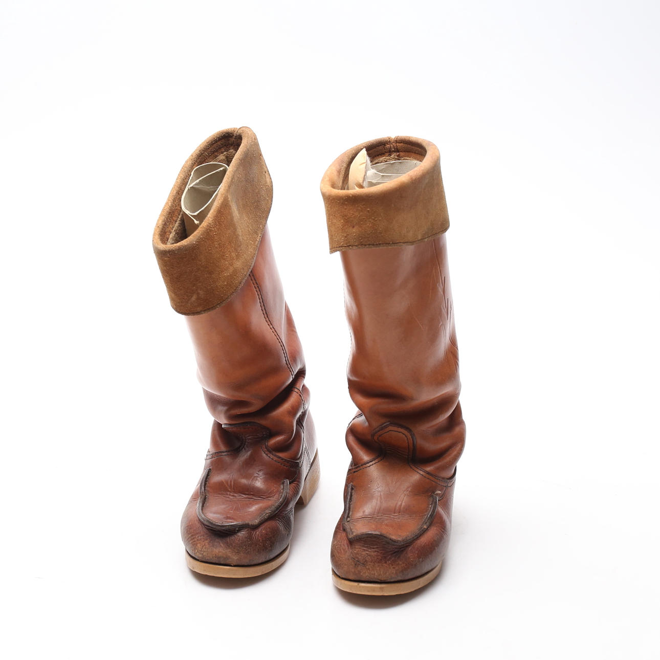 EIN PAAR SCHNABELSTIEFEL AUS CALFLEX-LEDER.