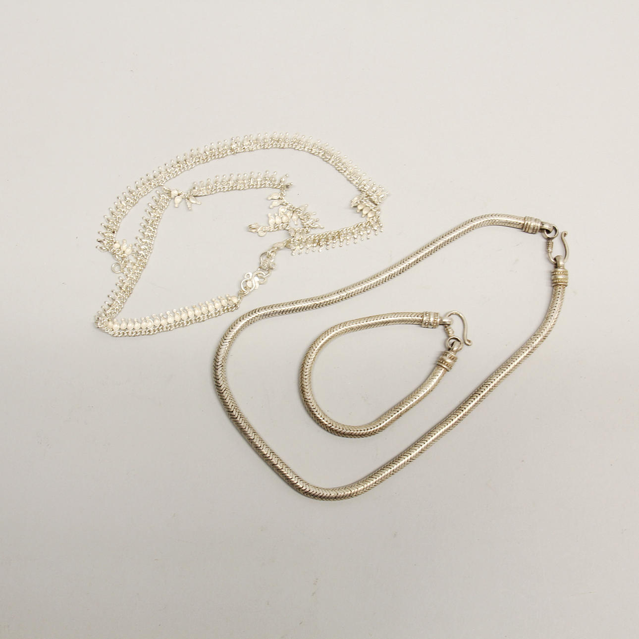 INDISK HALSKÆDE OG ARMBÅND.