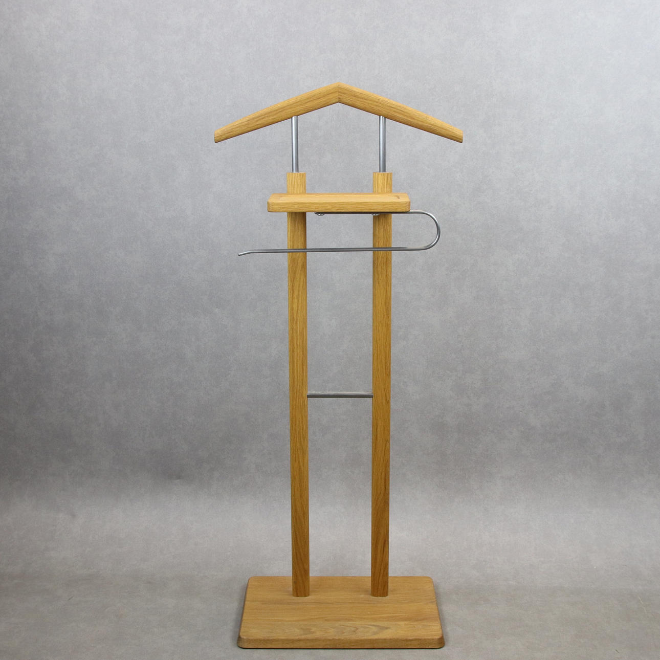 HERRBETJÄNT, ek, nutida design.