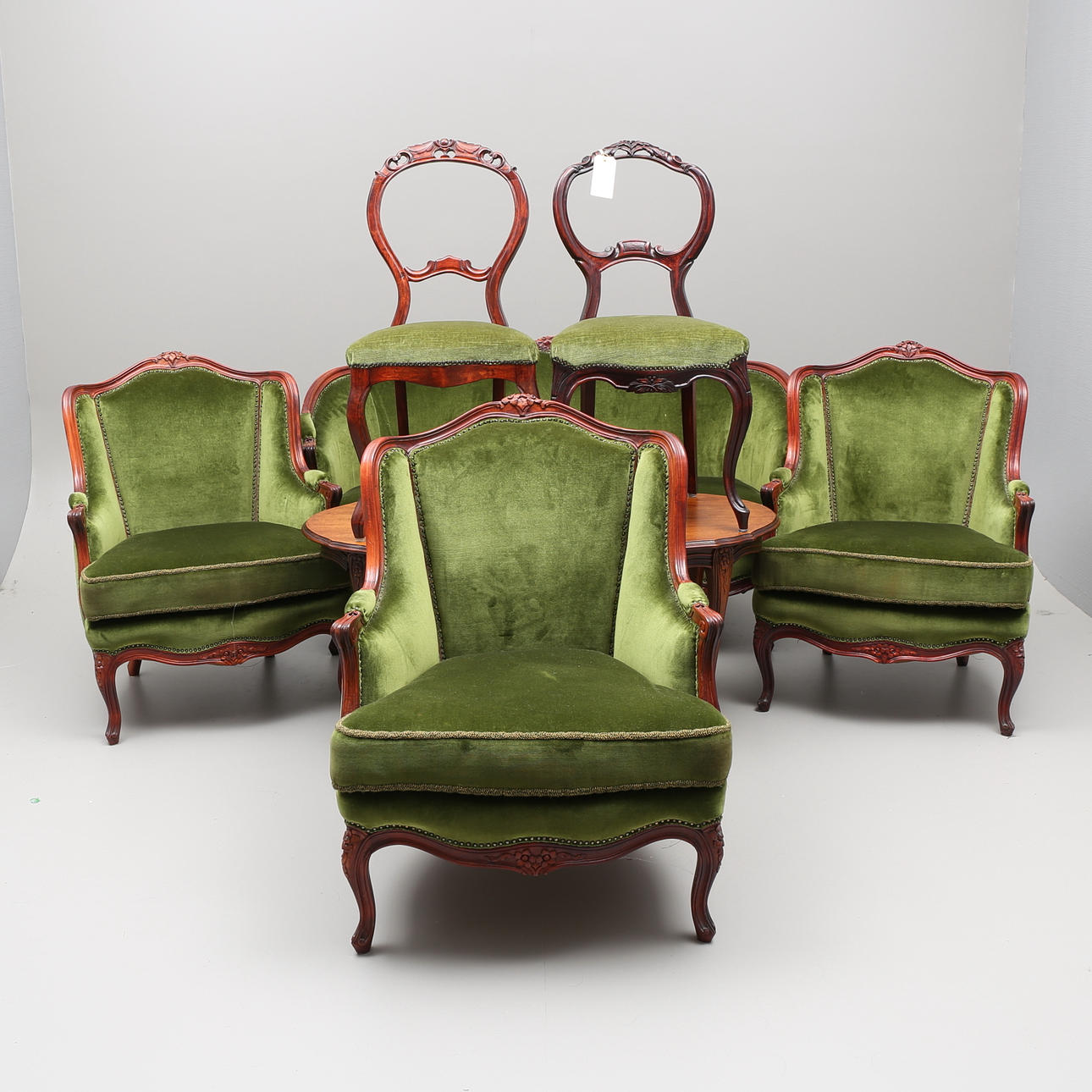 SALONGSGRUPP, 7 delar, nyrokokostil, 1900-talets mitt.