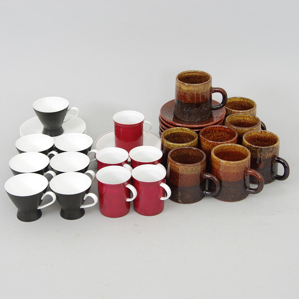 KAFFE OCH MOCKASERVISER, keramik samt 2 i porslin Rosenthal.