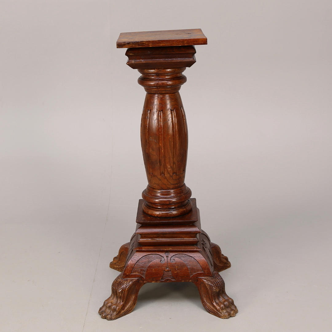 PIEDESTAL, med lejontassar, tidigt 1900-tal.