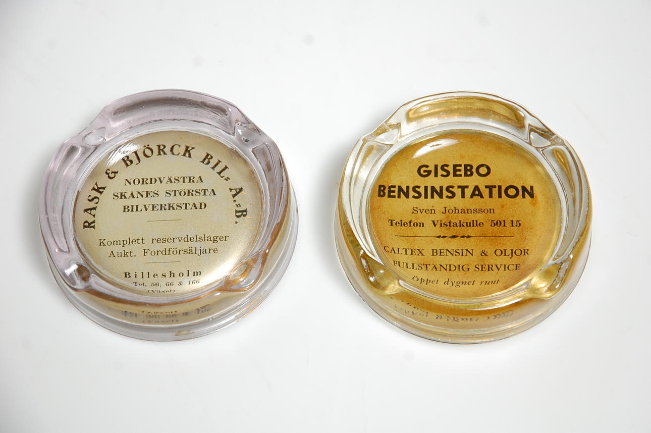 ASKFAT, 2 st, med bensinmack, bilreklam 1900-talets mitt.
