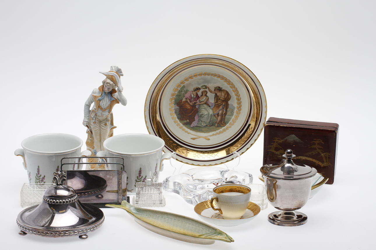 GLAS, NYSILVER och KERAMIK, bl.a. Hackefors, Orrefors, GAB, Bing&Gröndahl, 1900-tal.