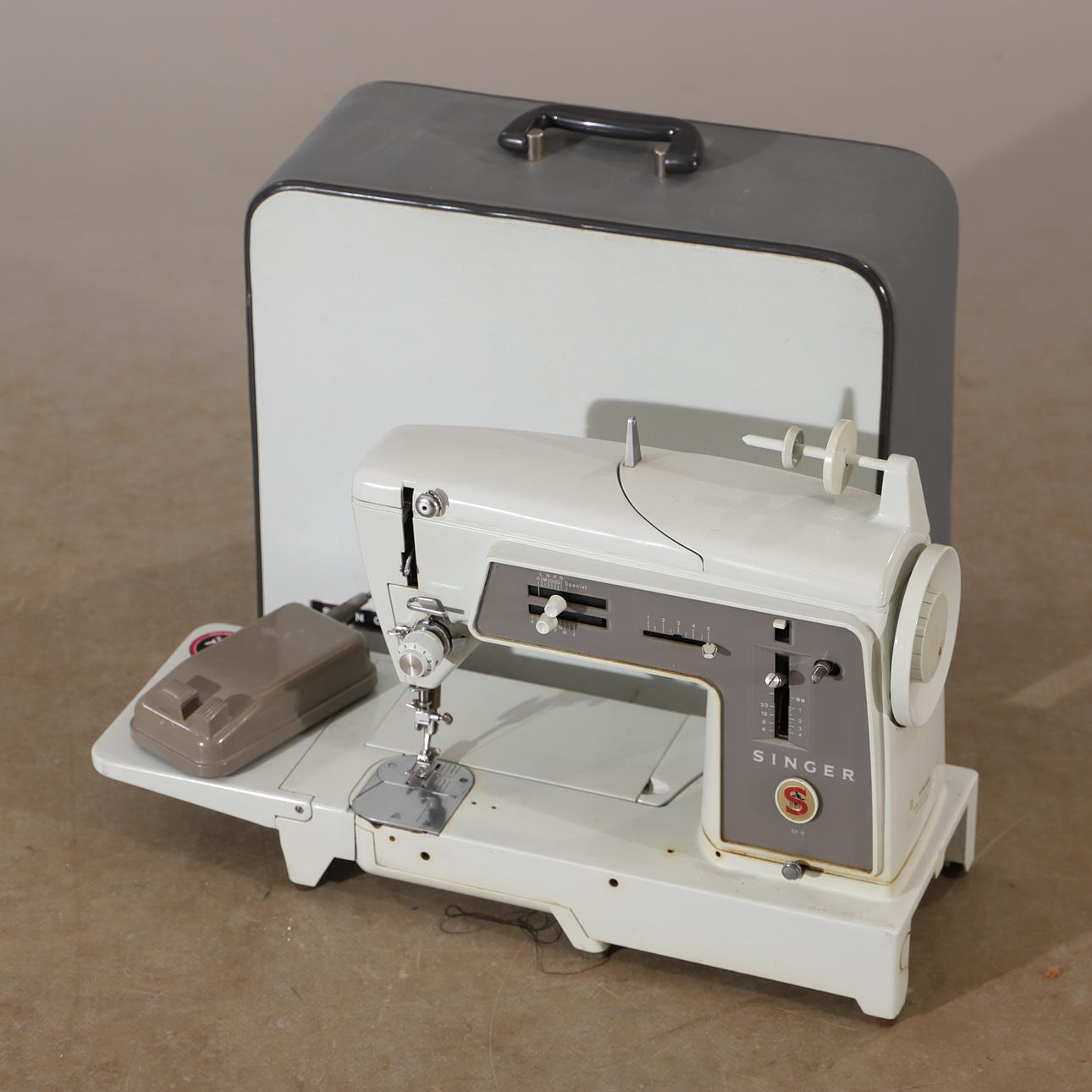 SEWING MACHINE, Singer, model 631 G.