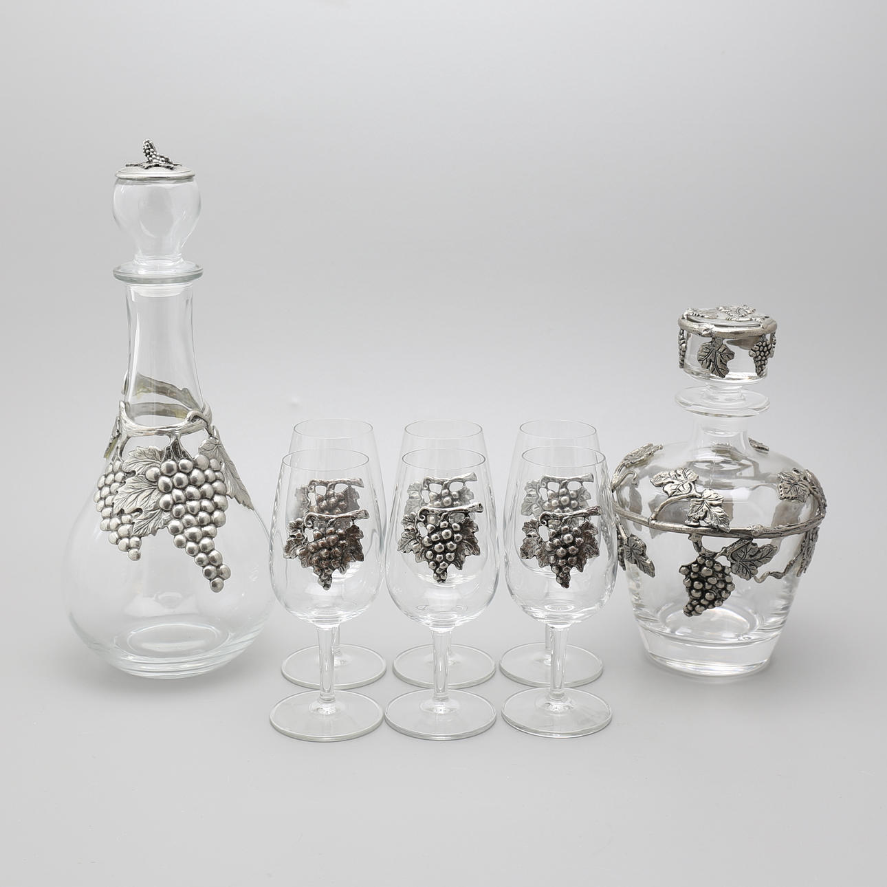 KARAFFER och VINGLAS, 8 delar, glas och metall, 1900-tal.