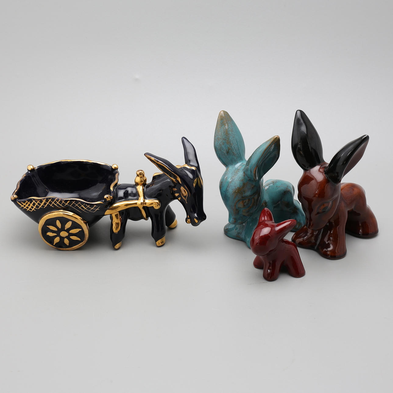 FIGURINER, 4 st, keramik, åsnor, 1900-tal.