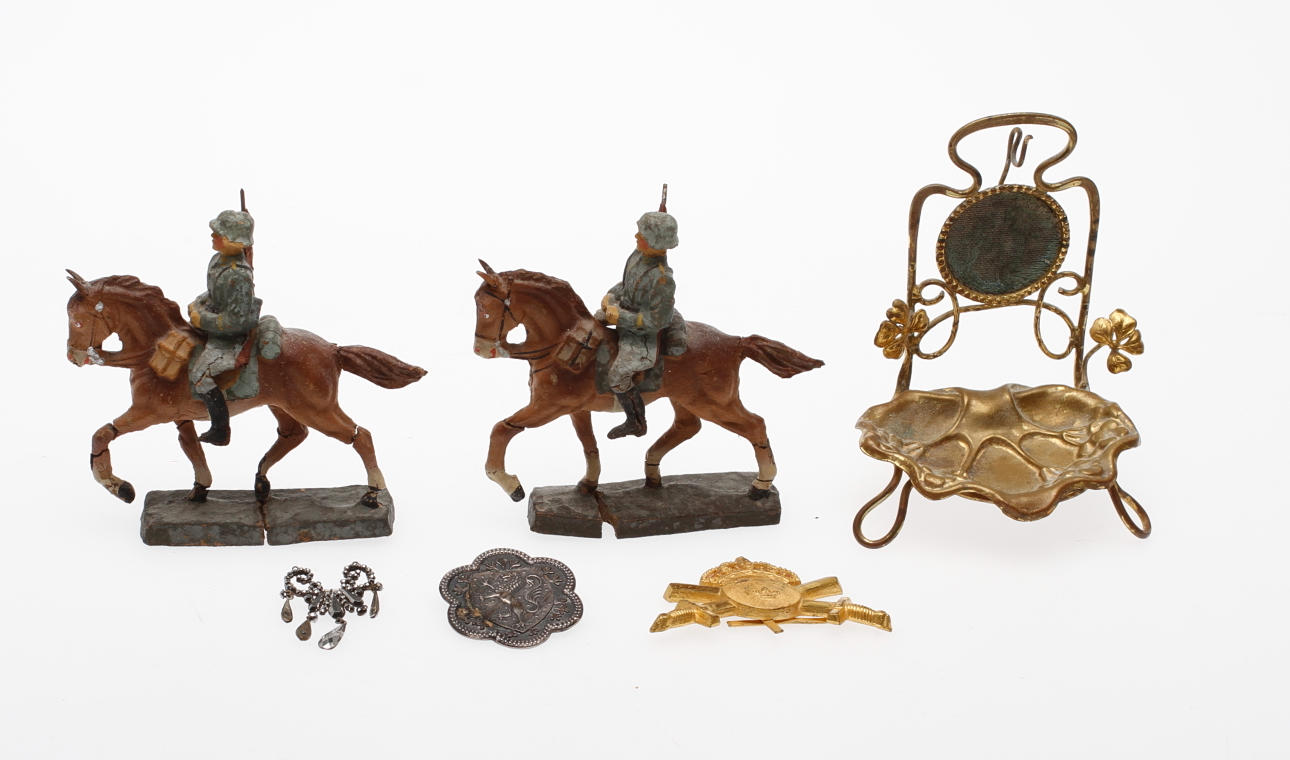 DIVERSE, 5 delar, MILITÄRER TILL HÄST, Elastolin, MÖSSMÄRKE, Sporring, Stockholm, BROSCH, sk ståldiamanter, BROSCH, silver.