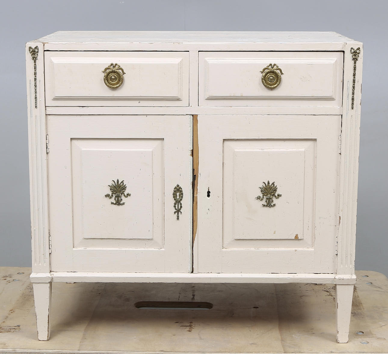 SKÄNKSKÅP, sengustaviansk stil, omkring 1900.