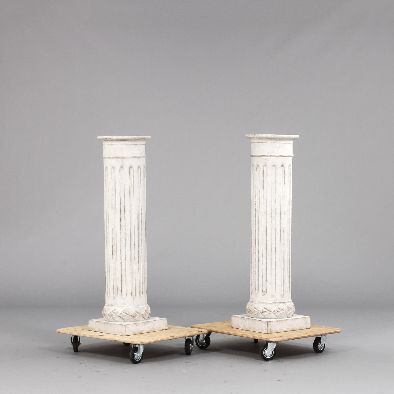 PIEDESTALER, 2 st, kolonnformade.