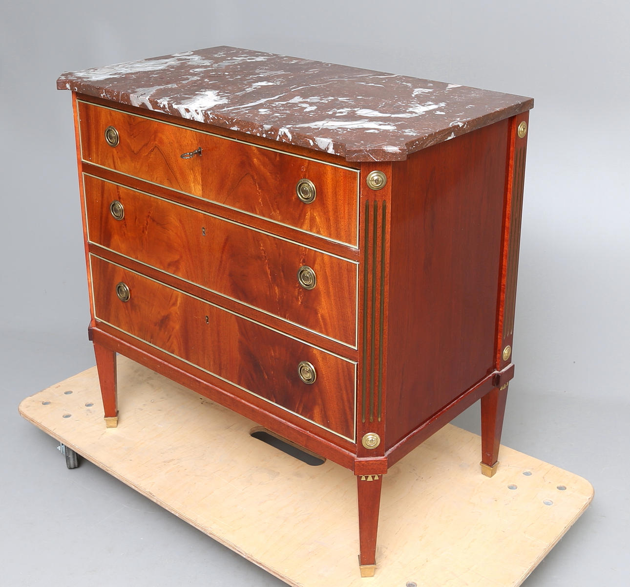 BYRÅ, gustaviansk stil, 1950-tal.