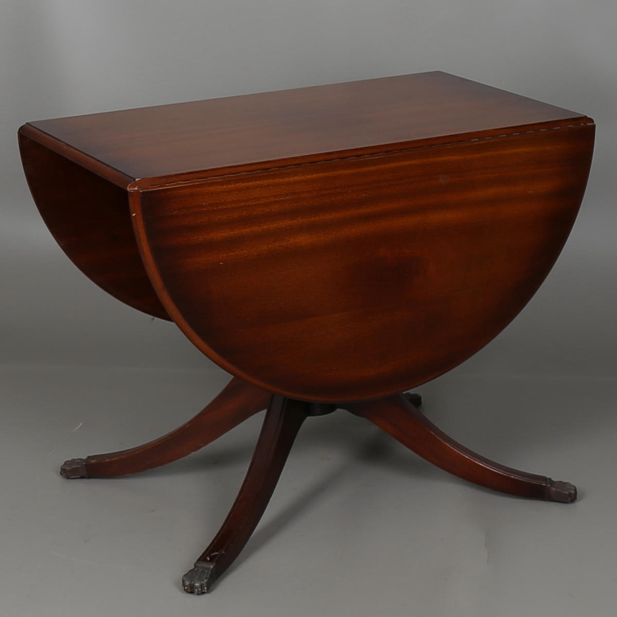 BORD, mahognyfaner, Bradley, England, 1900-talets andra hälft.