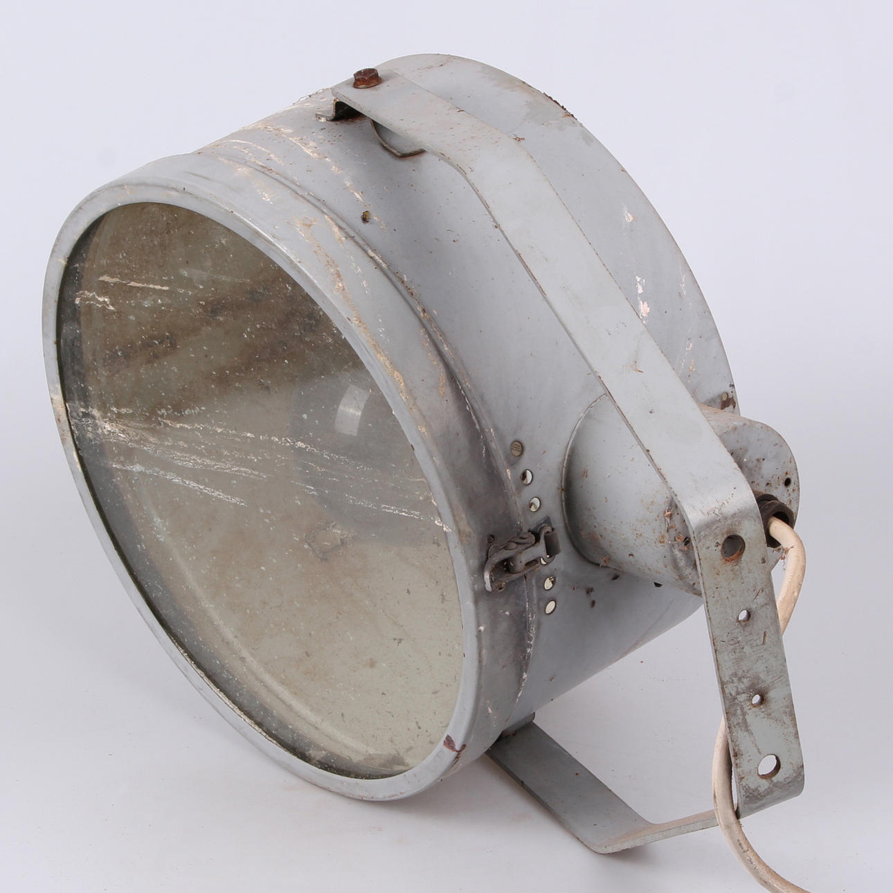 INDUSTRILAMPA, plåt och glas, 1900-talets mitt.