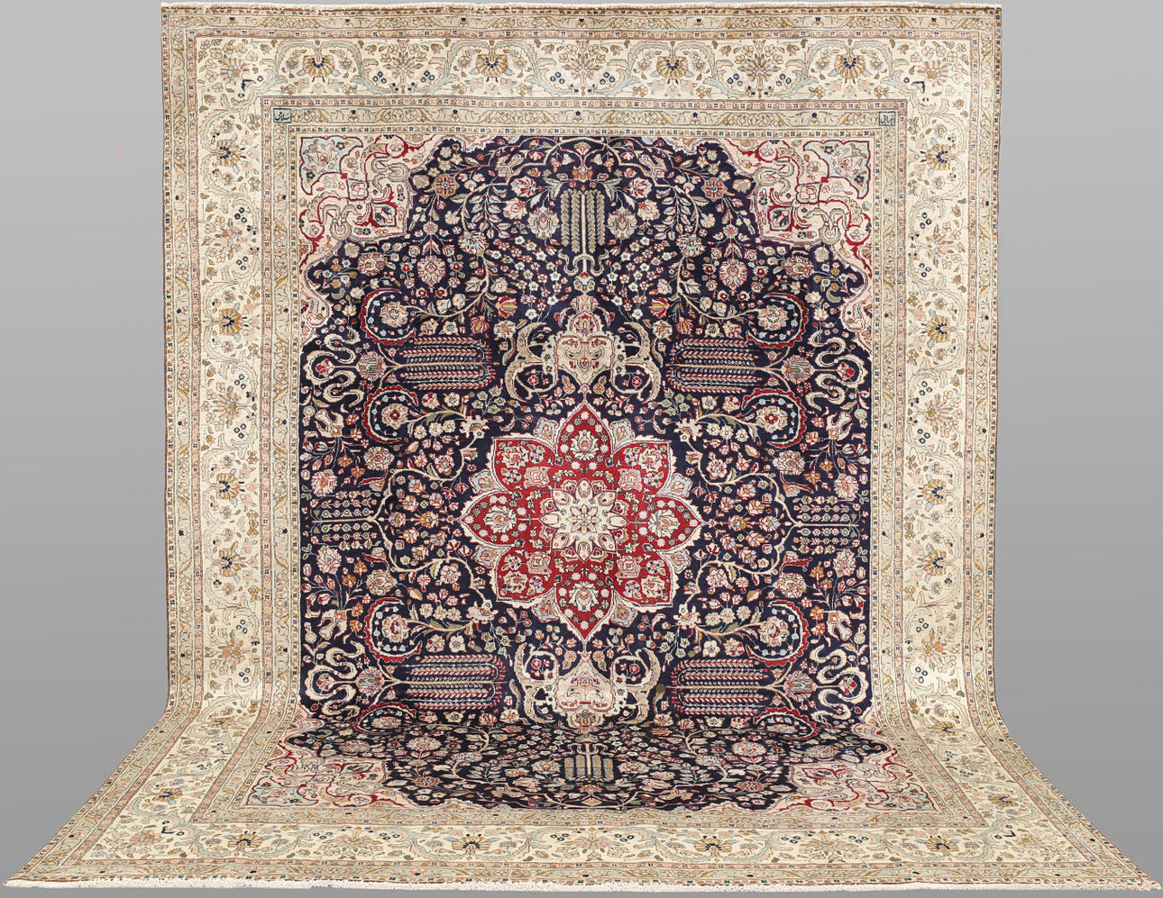 ORIENTMATTA. Täbriz, signerad, 370 x 280 cm.