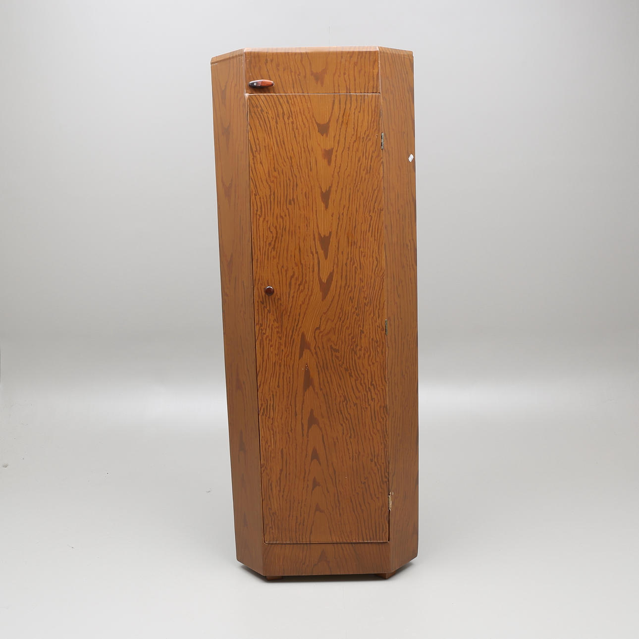 HÖRNSKÅP, 1800/1900-tal.