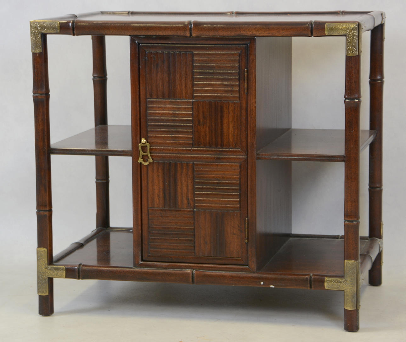 BORD, mörkt trä med mässingsdetaljer.