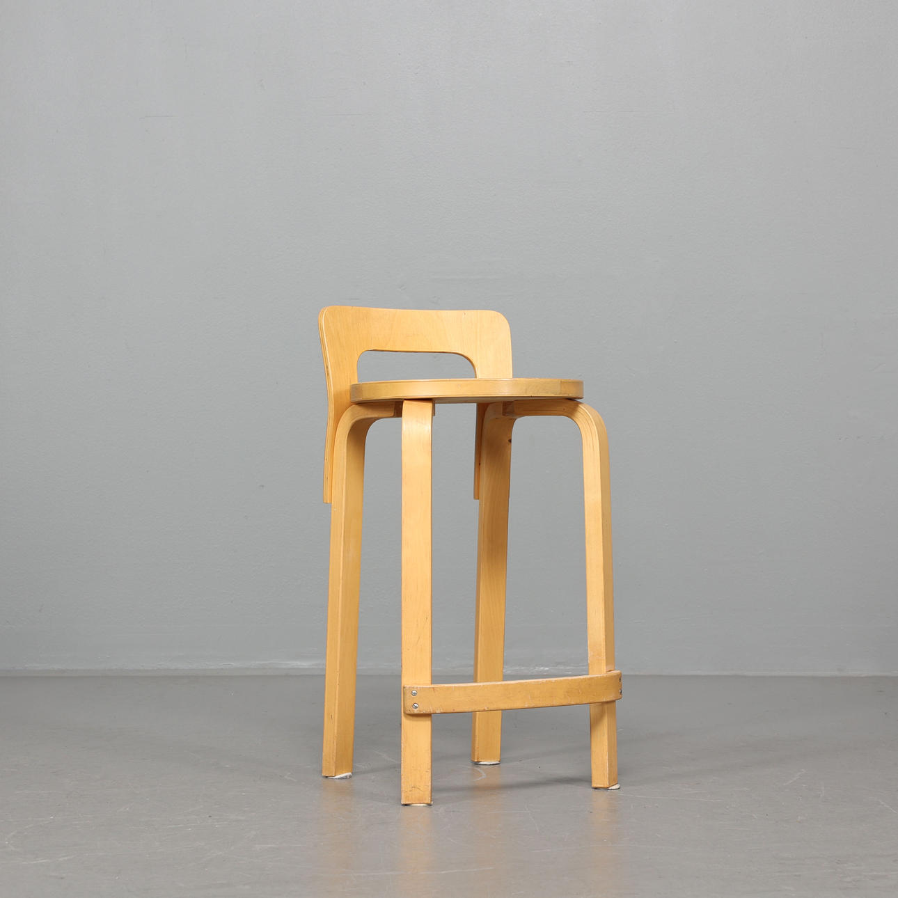 ALVAR AALTO. Barstol, model K65, Artek.