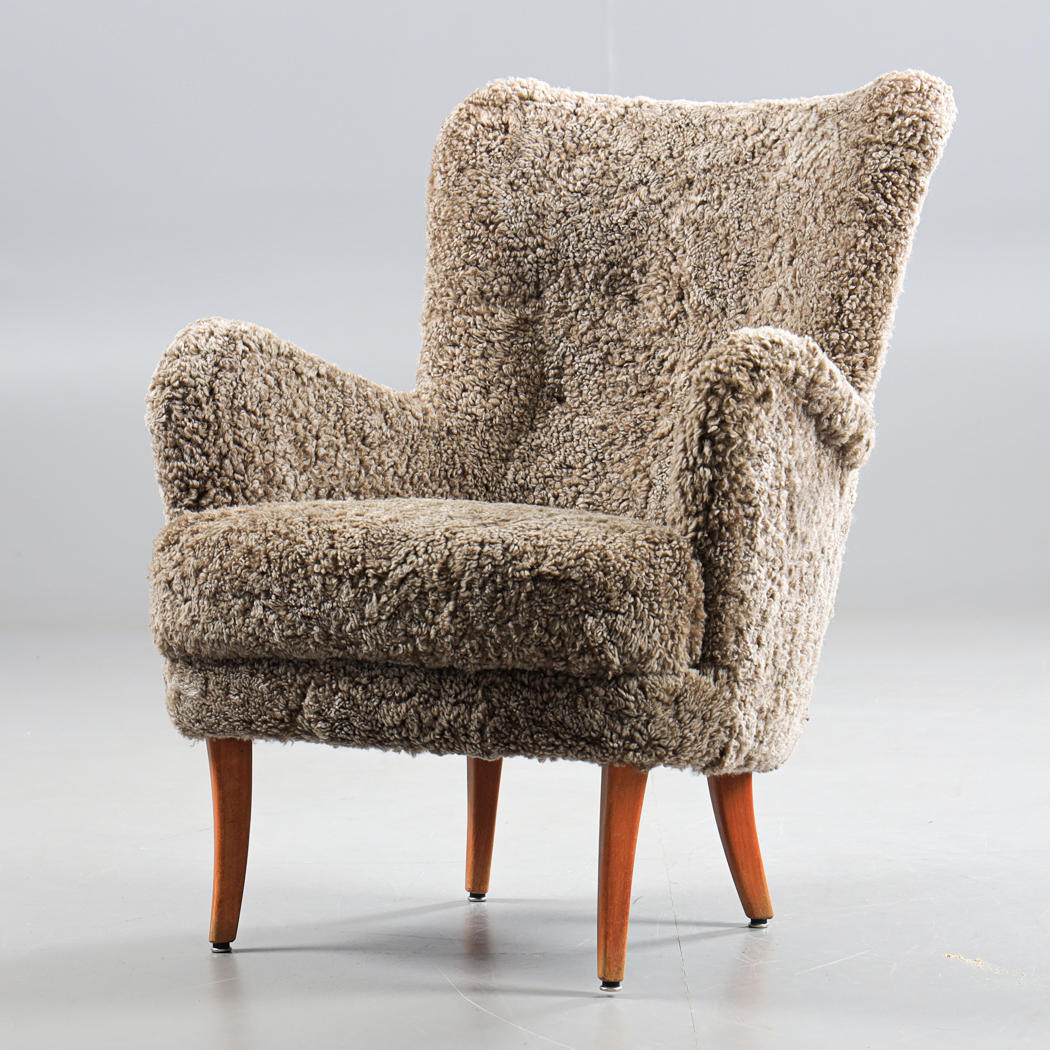 Ein Sessel aus Lammfell aus den 1940er Jahren.