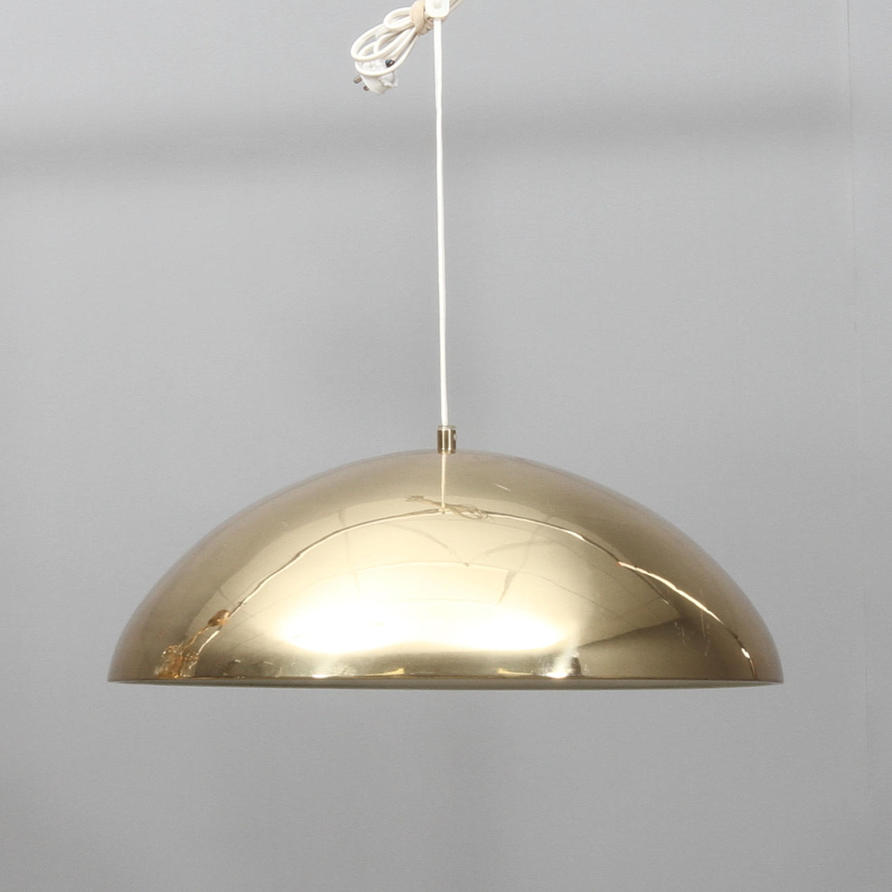 TAKLAMPA, mässing, 1900-talets andra hälft.