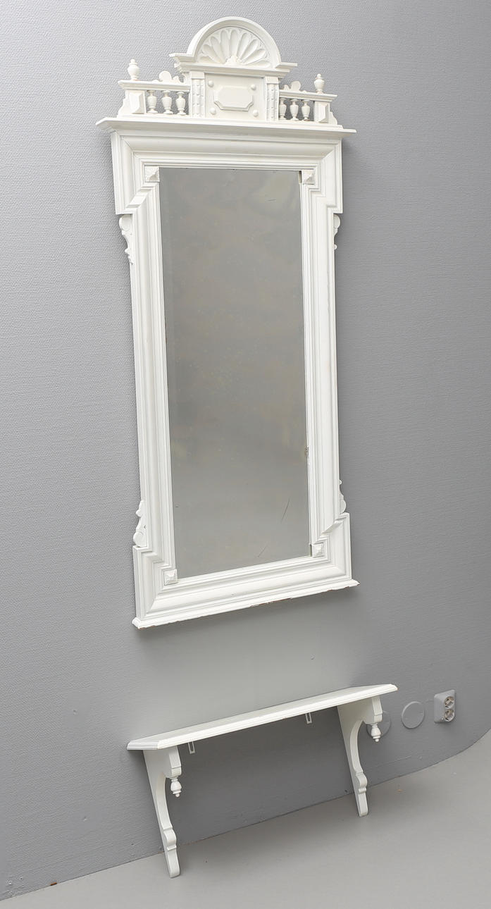 SPEGEL med KONSOLLHYLLA, renässansstil, tidigt 1900-tal.