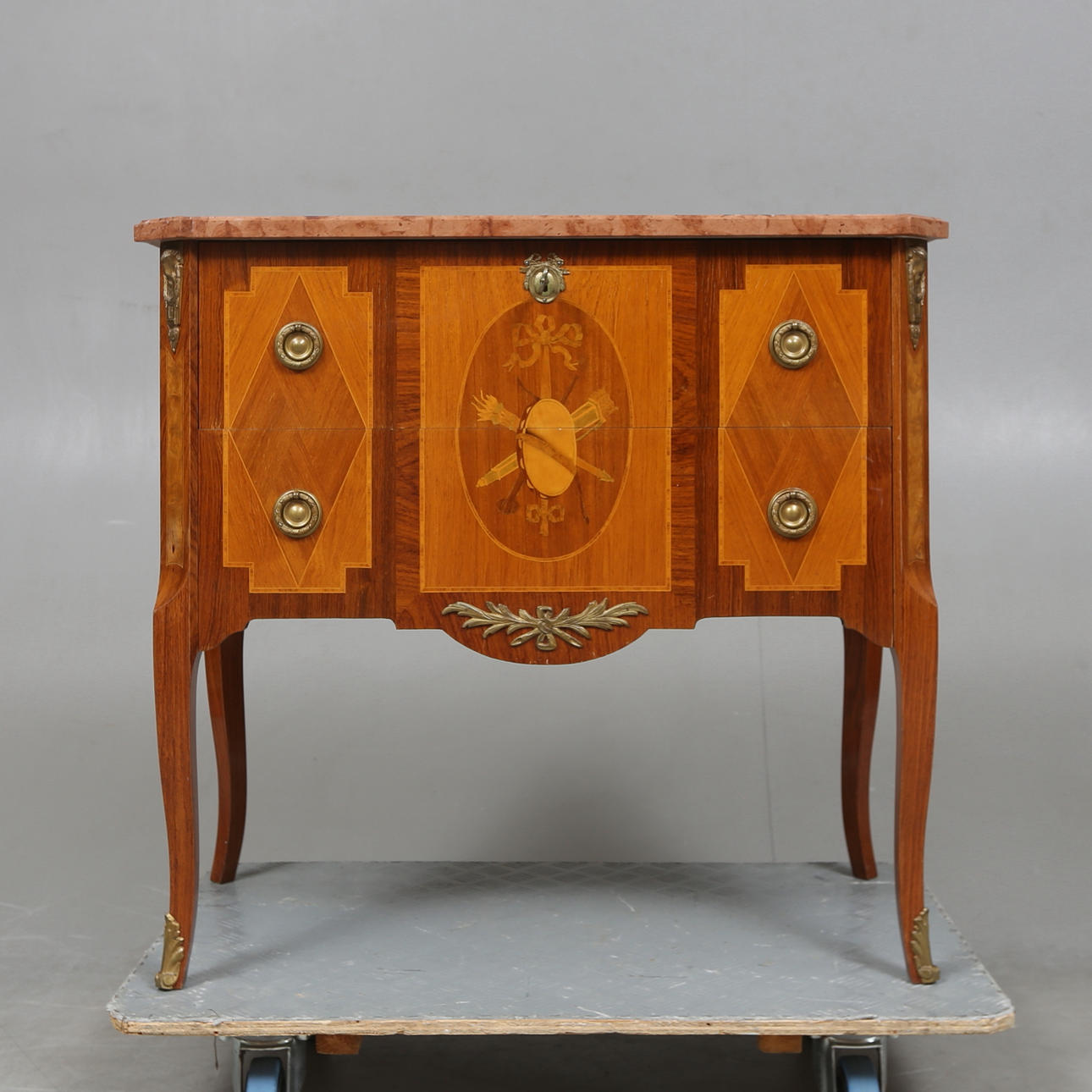 KOMMODE, Louis XVI-stil med stenplade, 20. årh.