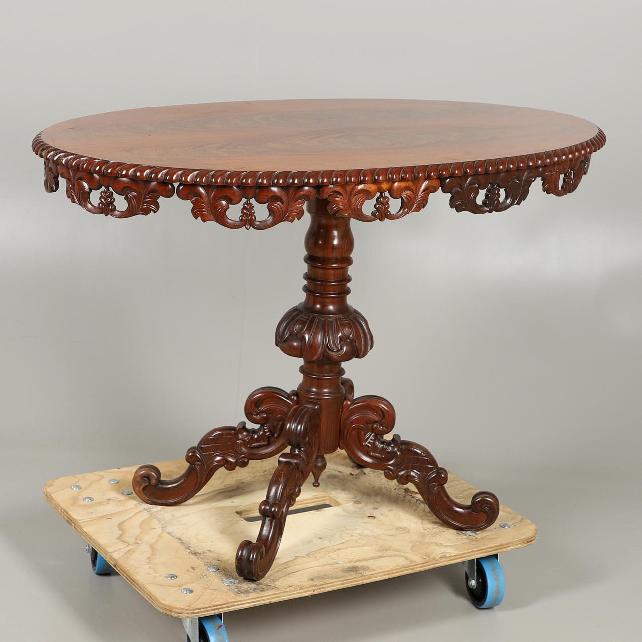 VIKTORIAANINEN SOIKEA PÖYTÄ.