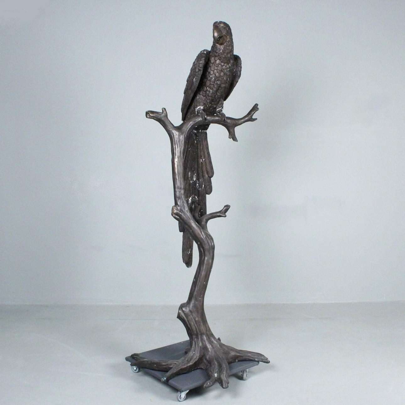 Stor skulptur 'Papegoja'.