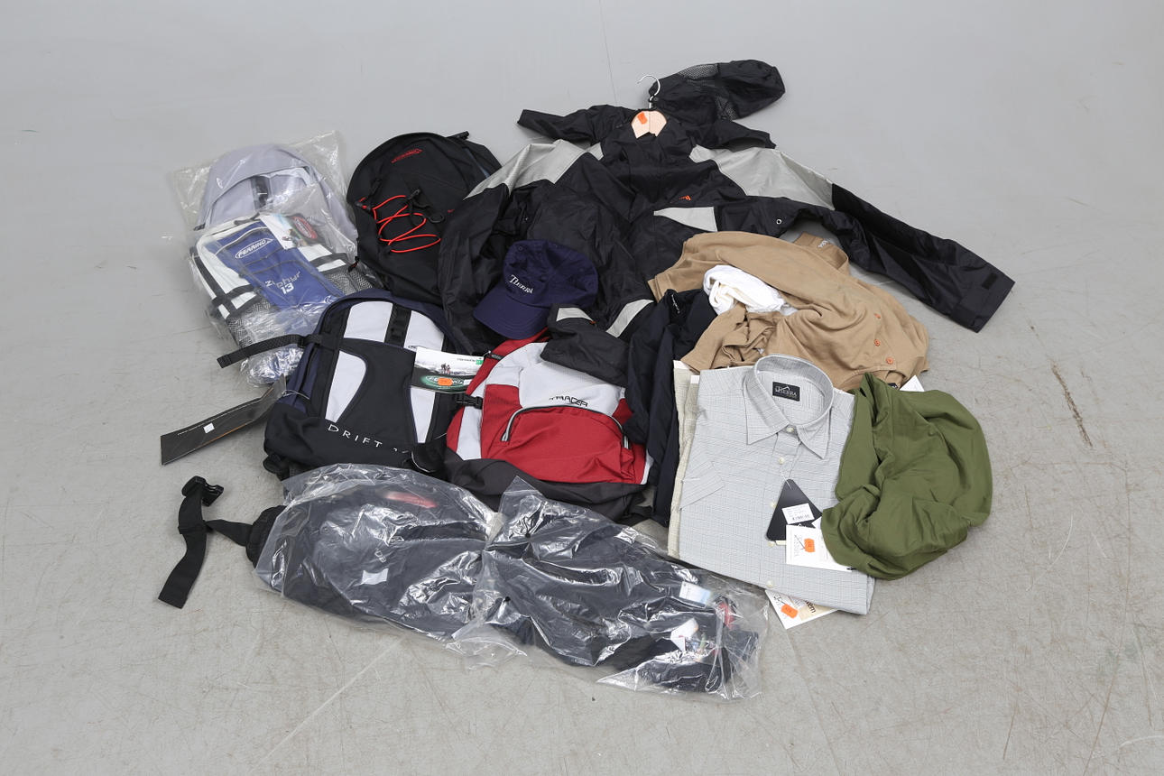 KLÄDER OCH VÄSKOR.