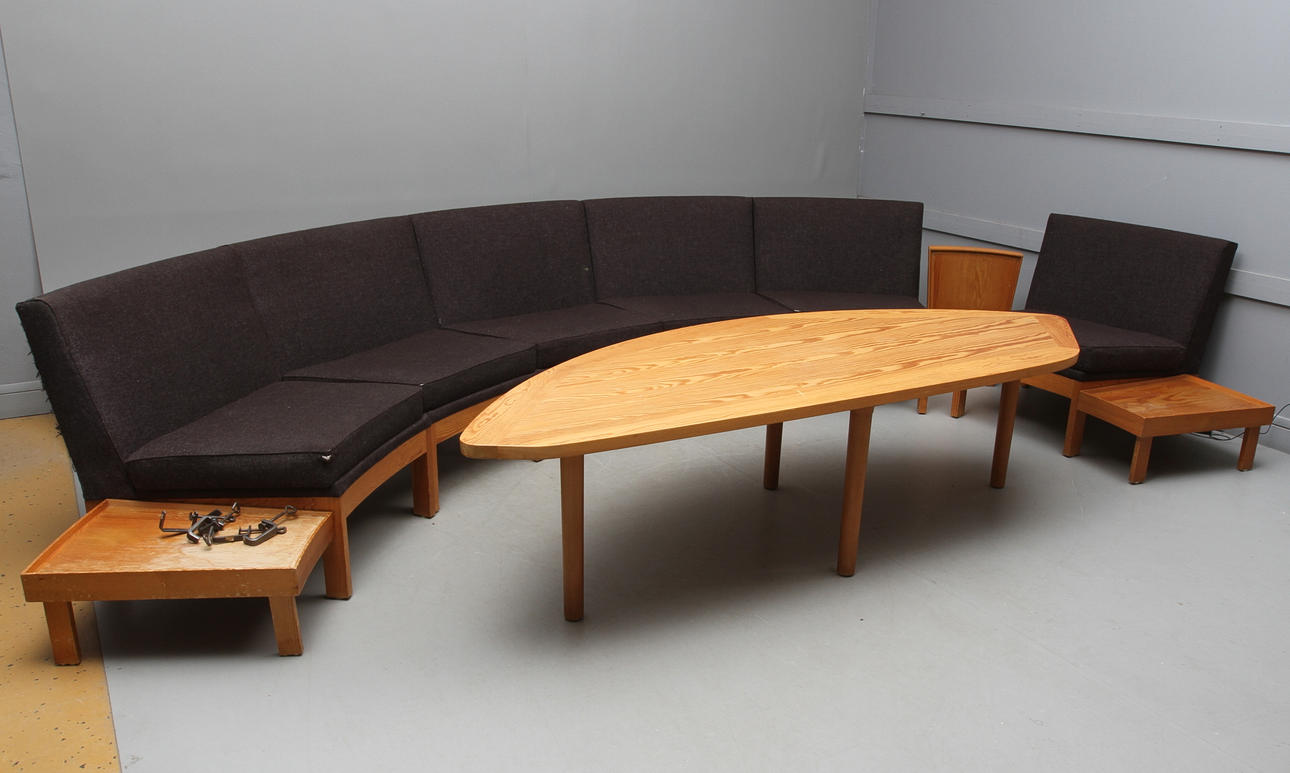 SOFFGRUPP, 6 + 3 sektioner samt SOFFBORD, 1900-tal.