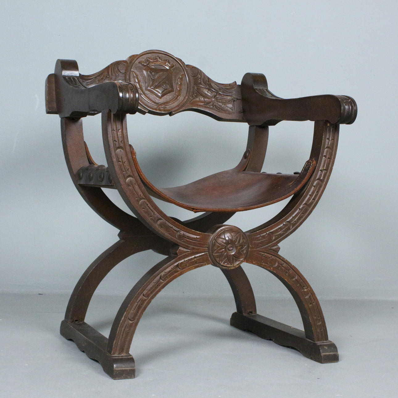 Sessel / Scherenstuhl mit Wappen.