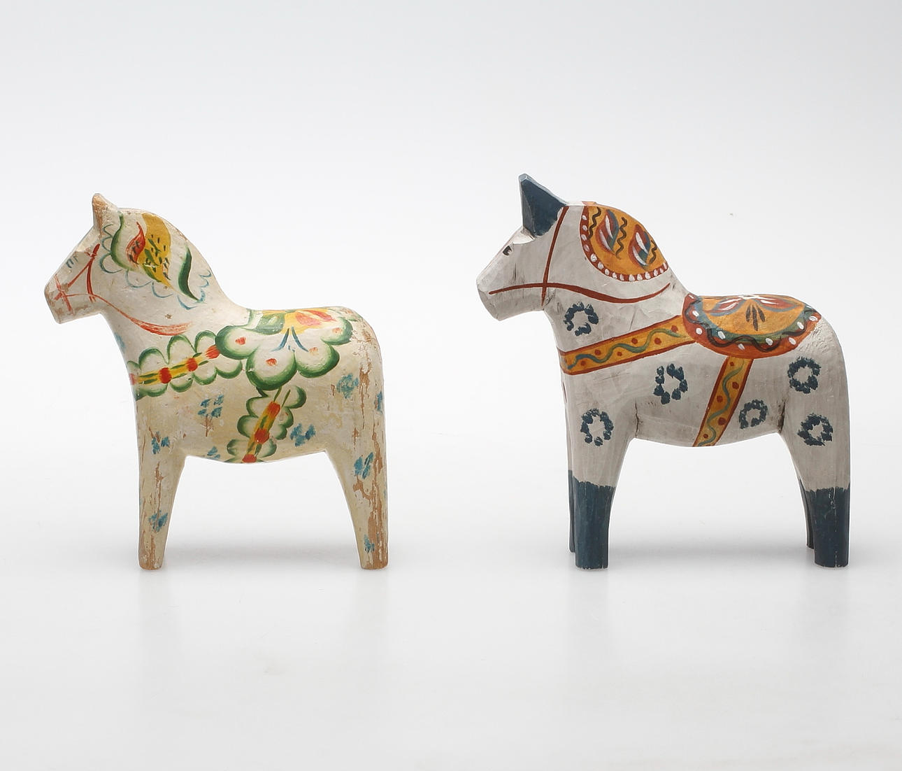 DALAHÄSTAR, 2 st, bemålat trä, bland annat Nusnäs, 1900-tal.