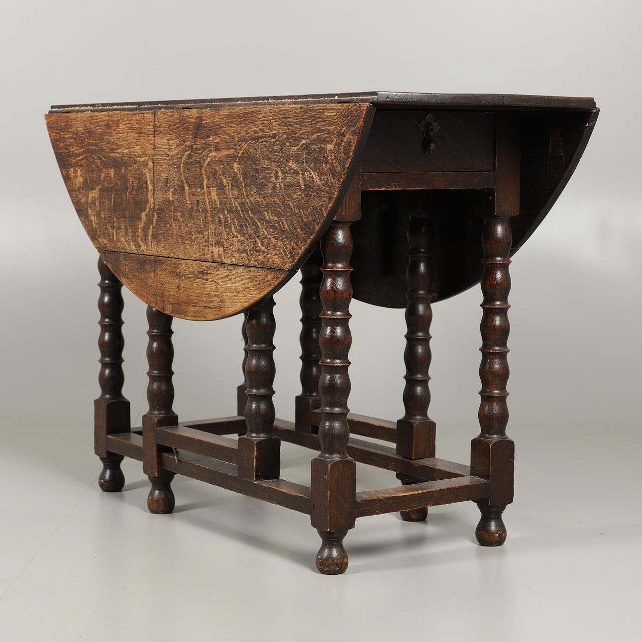AN OAK GATELEG TABLE.