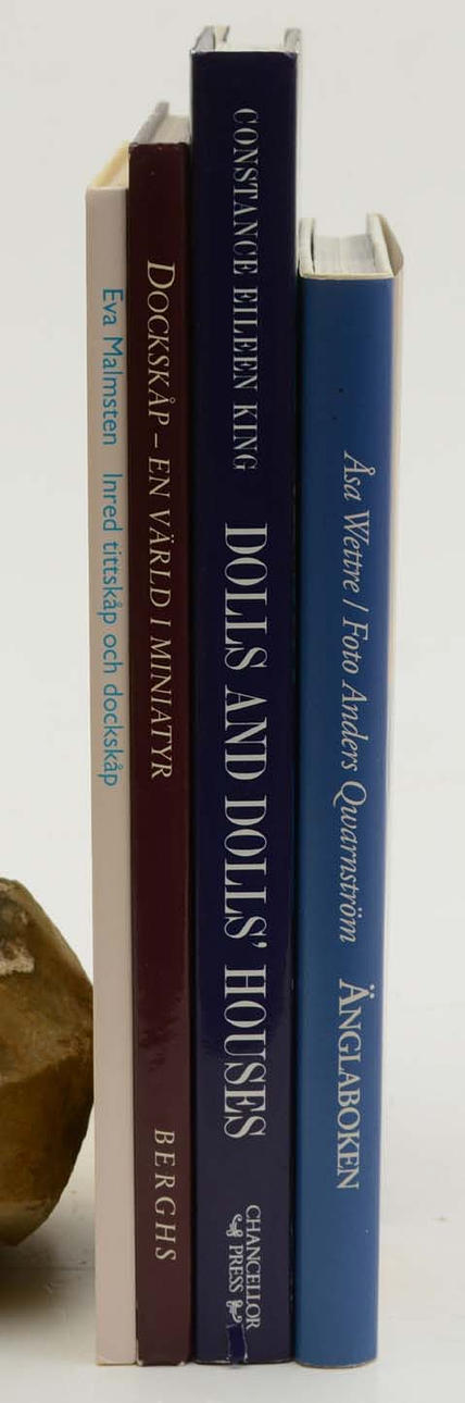 Tittskåp och dockskåp dockor. 4 vol.