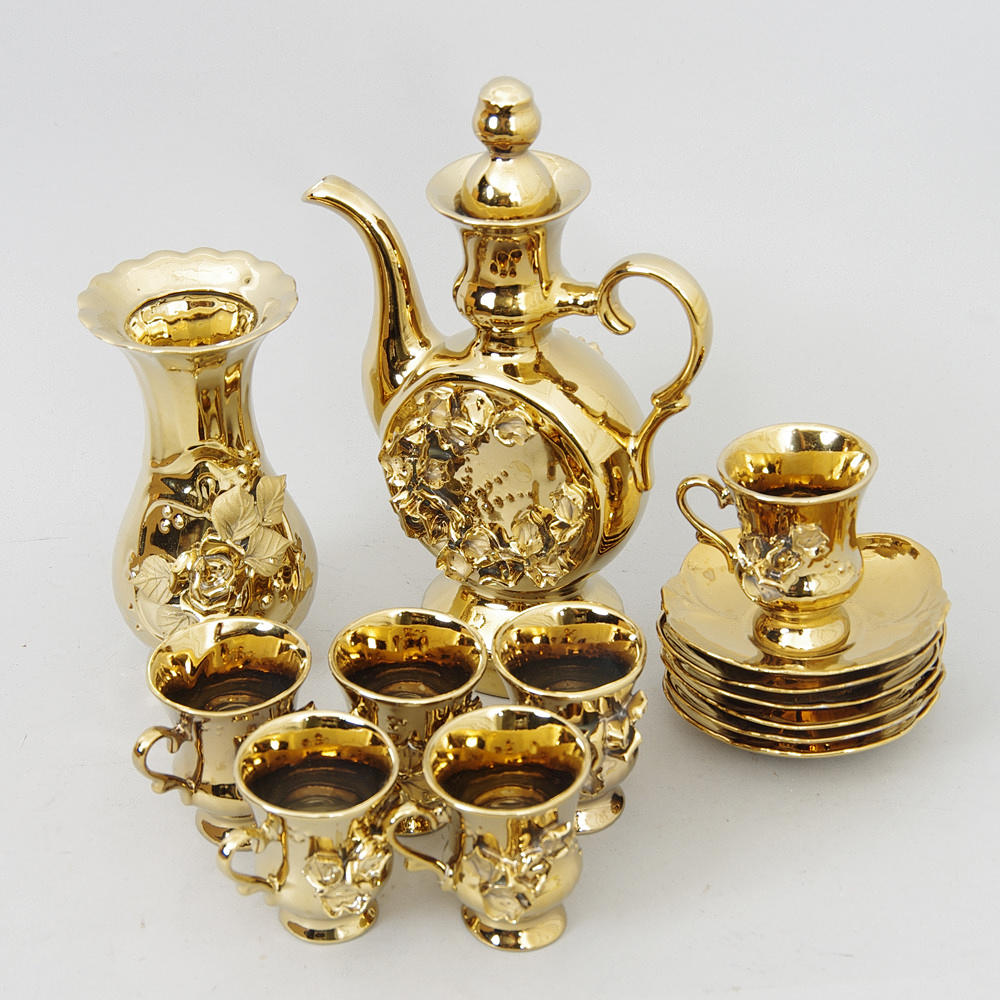 MOCKASERVIS, förgyllt porslin.