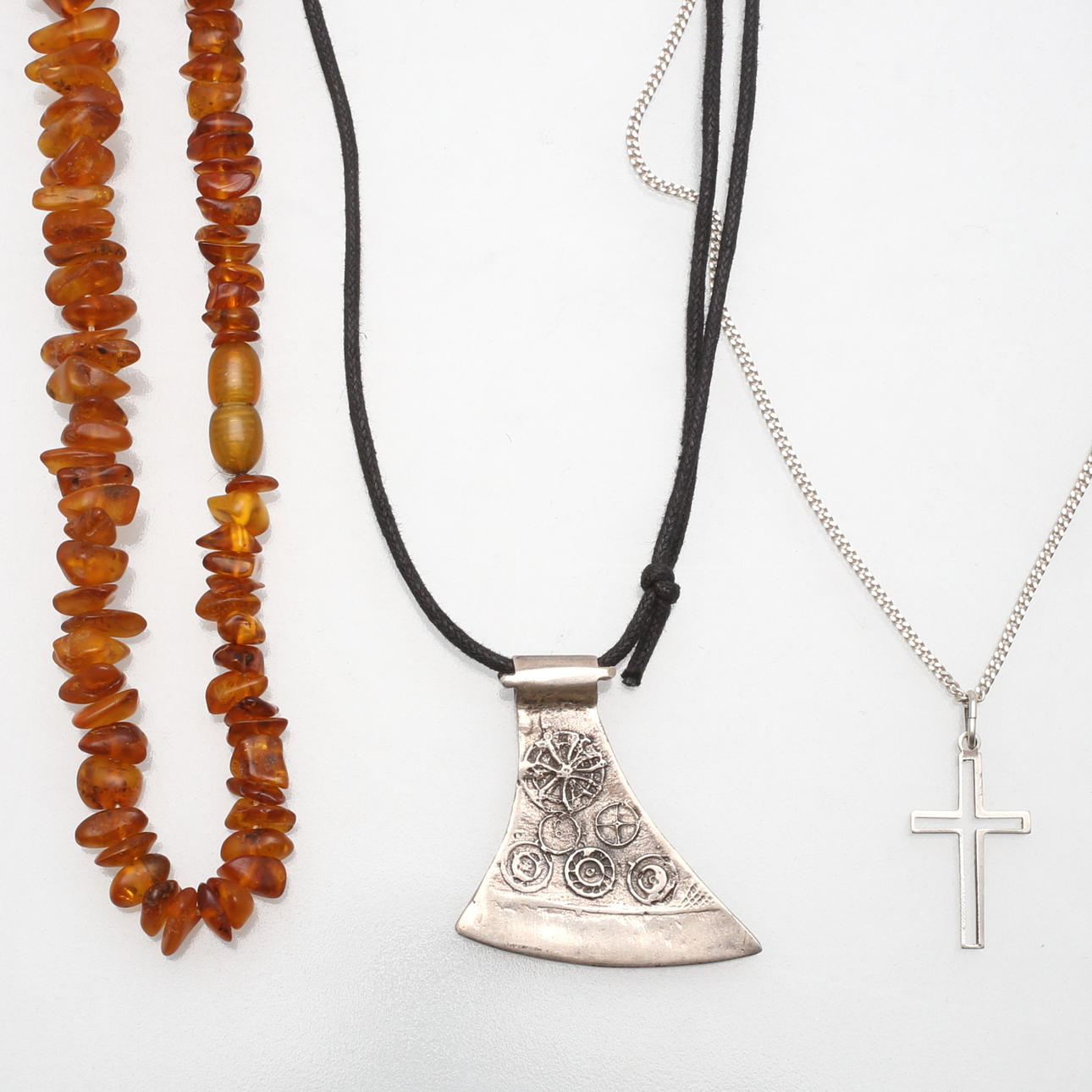HALSBAND, 3 st, silver samt bärnsten, silver totalvikt 16,0 gram, 1900-tal.