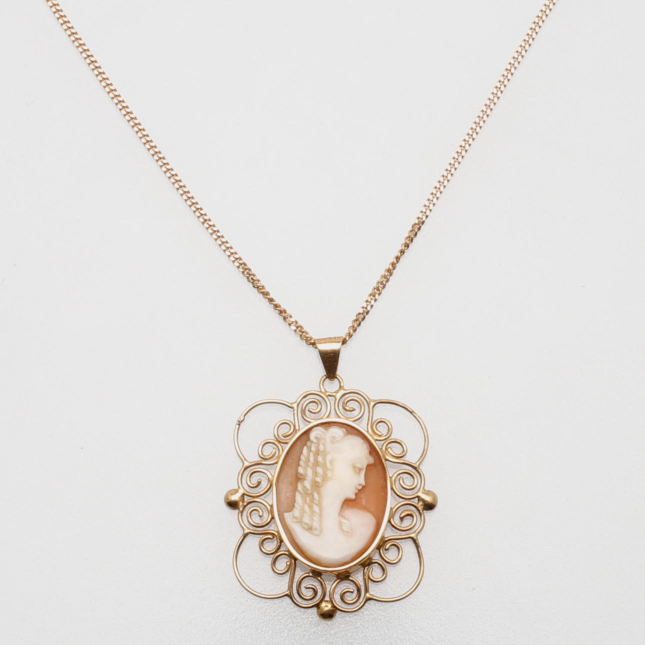 HALSKEDJA samt CAMÉHÄNGE, 18K guld, totalvikt 7,46 gram, 1900-tal.