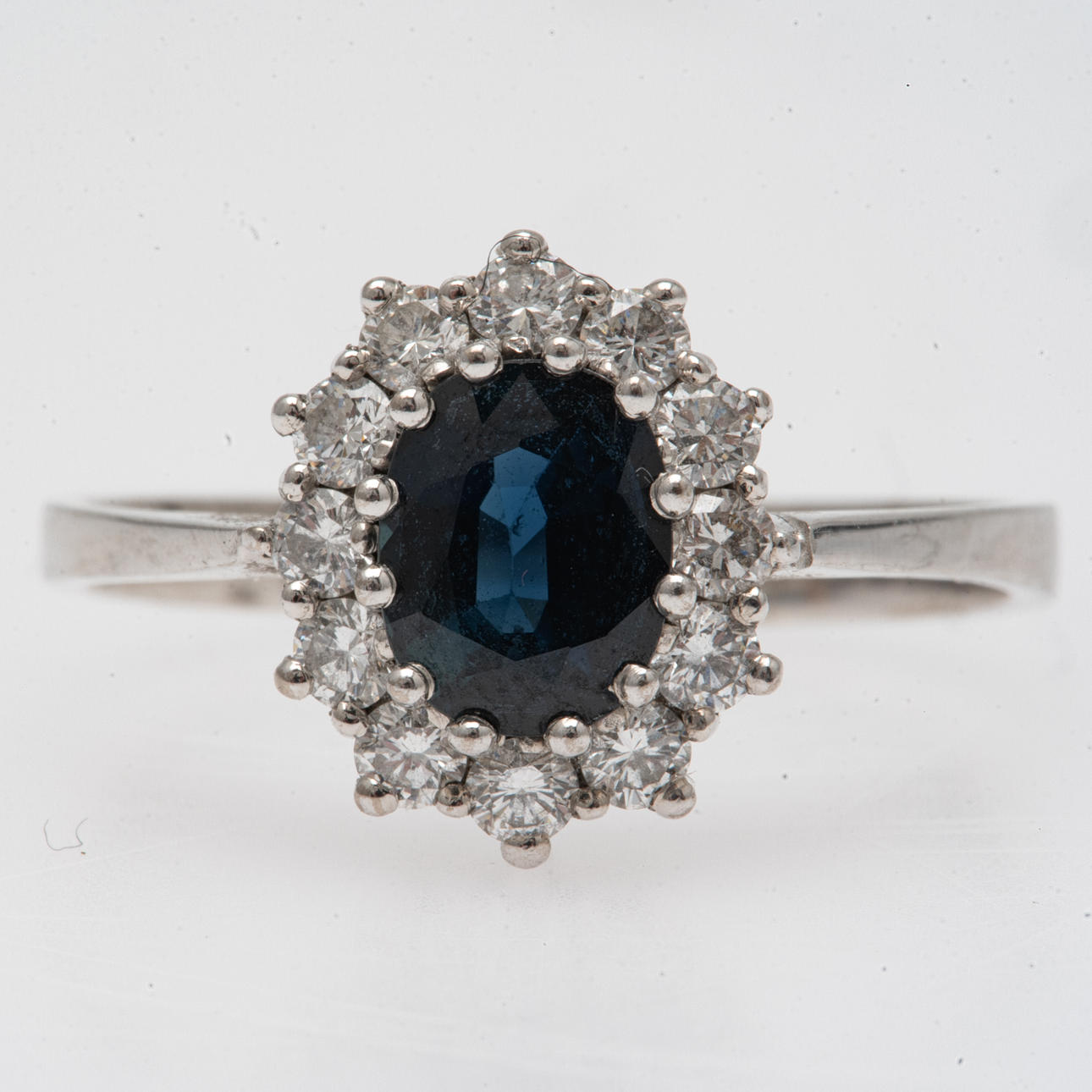 Entourage Ring, 585er Weißgold, ovaler Saphir, Brillanten.