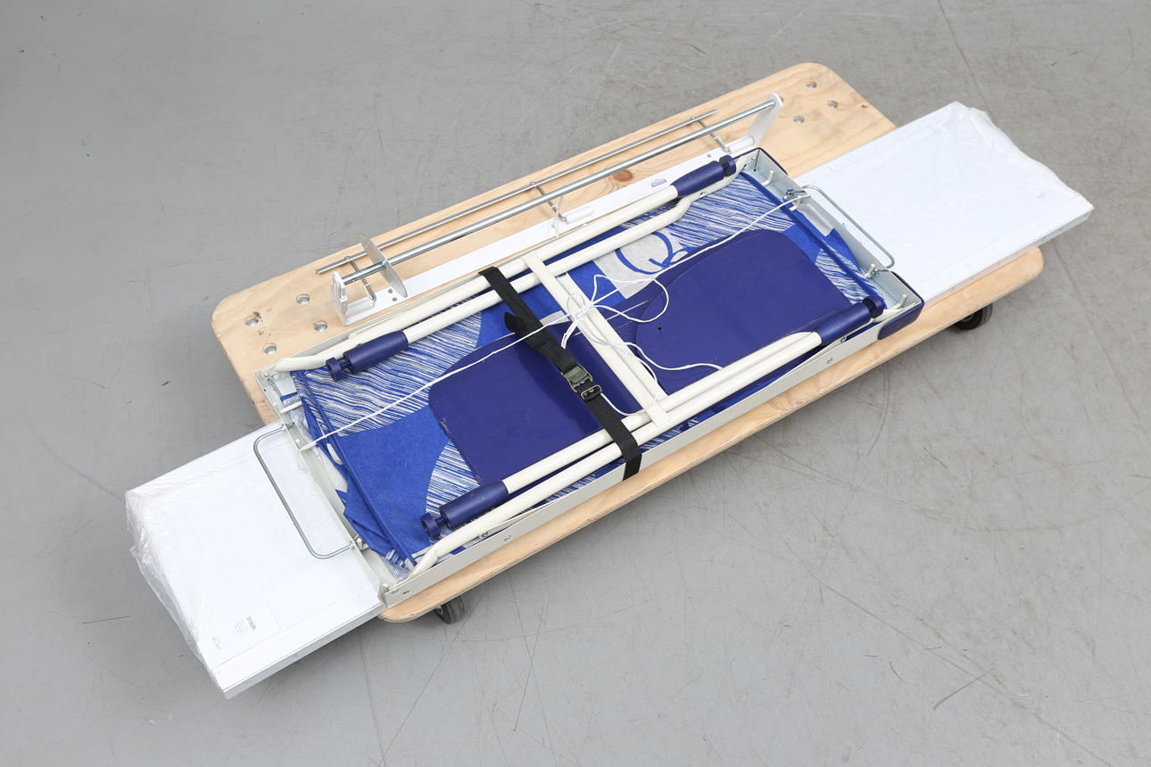 HYLLA, BÄNK, Moscatelli och PAPPERSRULLSHÅLLARE.