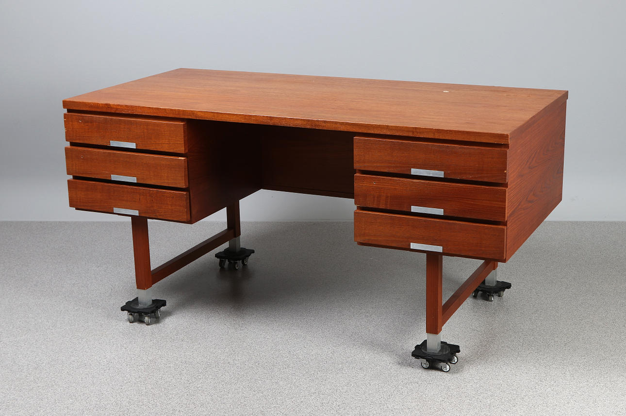 KAI KRISTIANSEN, SKRIVEBORD.