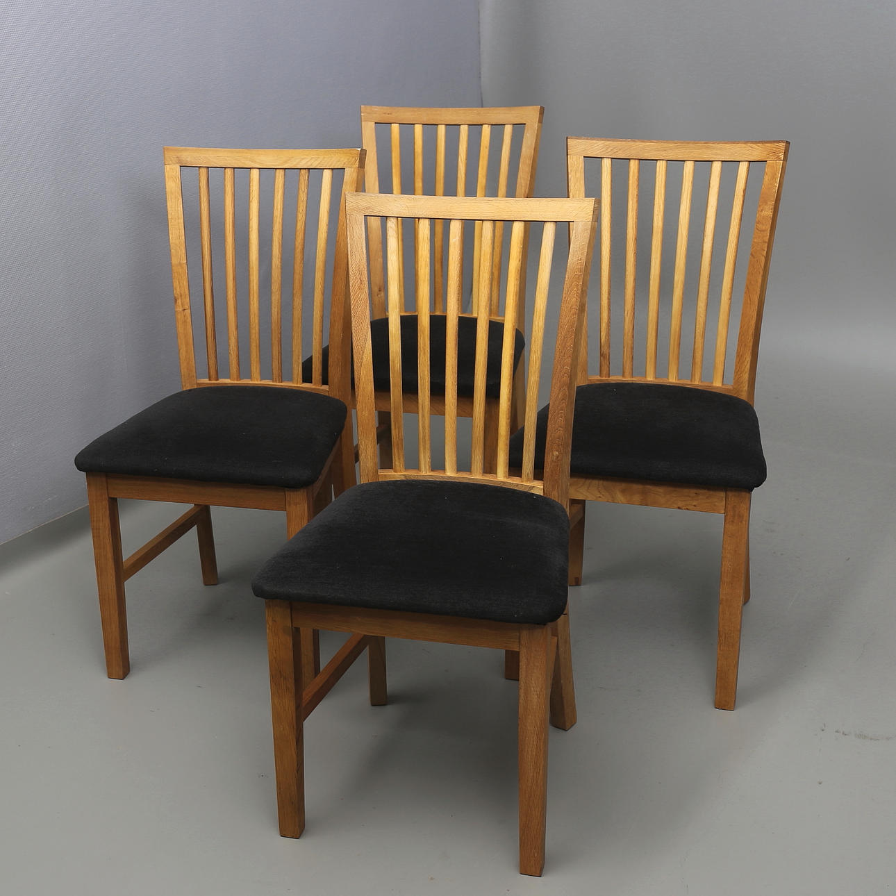 STOLAR i ek, 4 st, modern tillverkning.